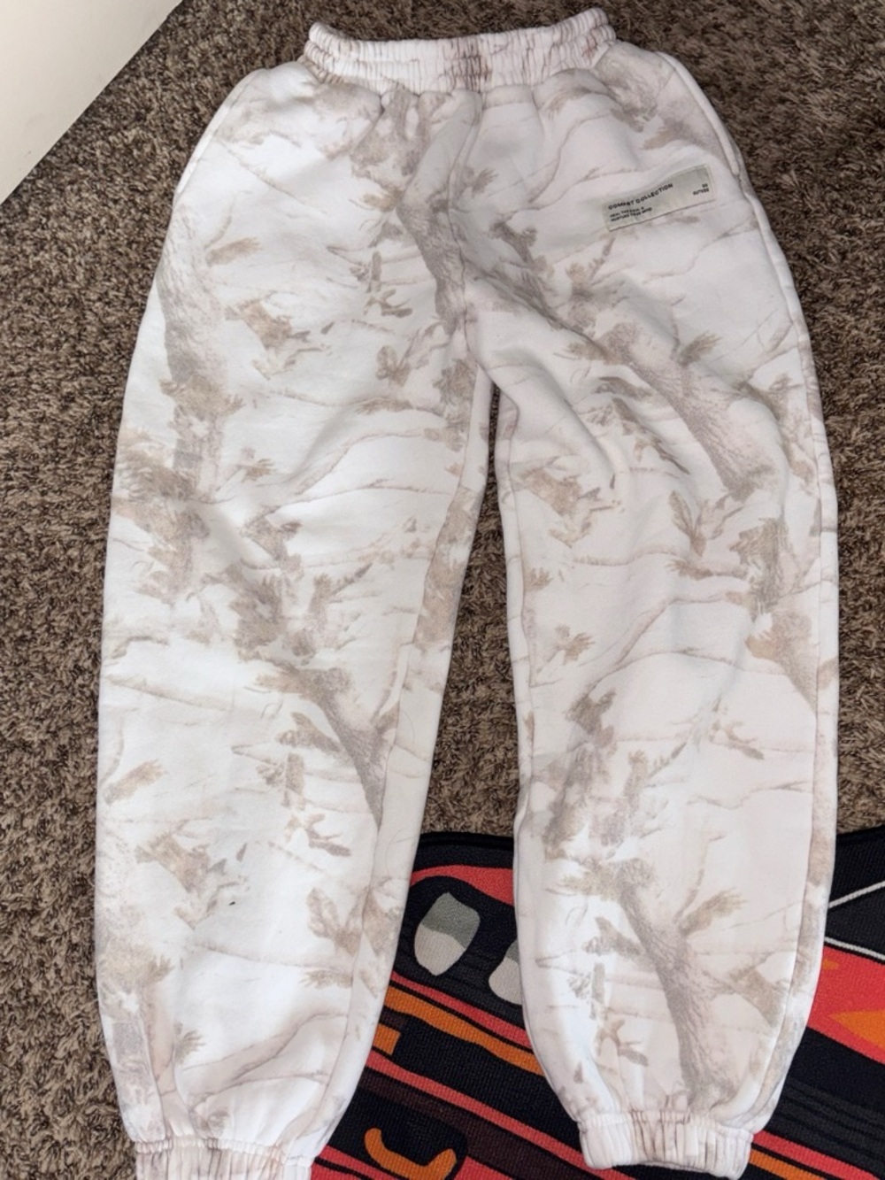 Comfrt camo-Print Cropped Sweatpants in White & Beige
